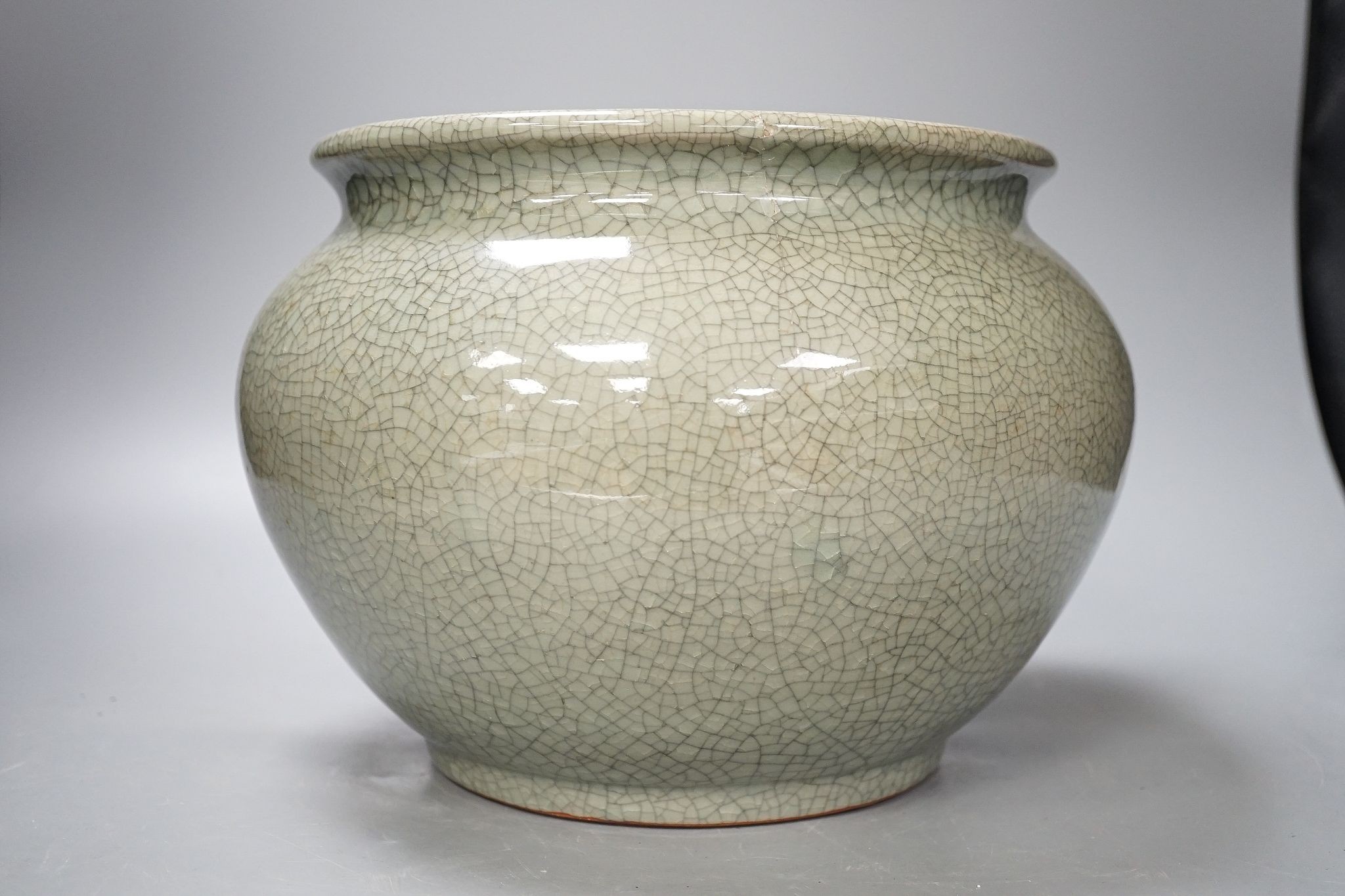 A Chinese crackle glaze celadon jardiniere, 27cm